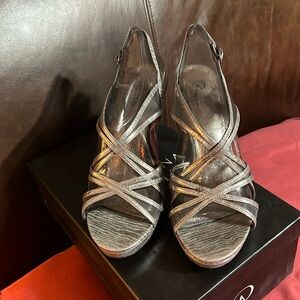 ADRIANNA PAPELL NEW IN BOX gunmetal metallic heels Size 8